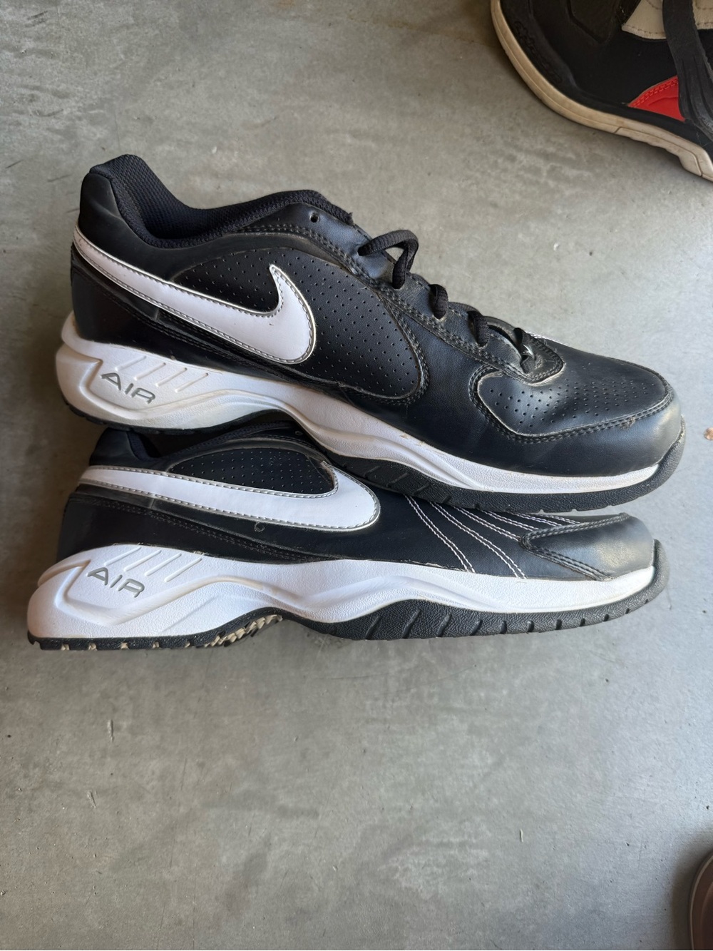 Nike Men's Black and White Athletic Air Trainers